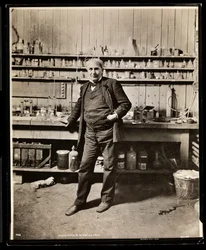 Thomas Edison em seu laboratório, 1906 (impressão de gelatina de prata)